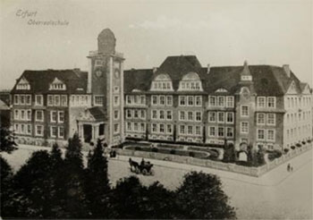 Das alte Gebäude der Humbold Schule, an dem der Carl Zeiss Refraktor von 1911 bis 1945 Stand