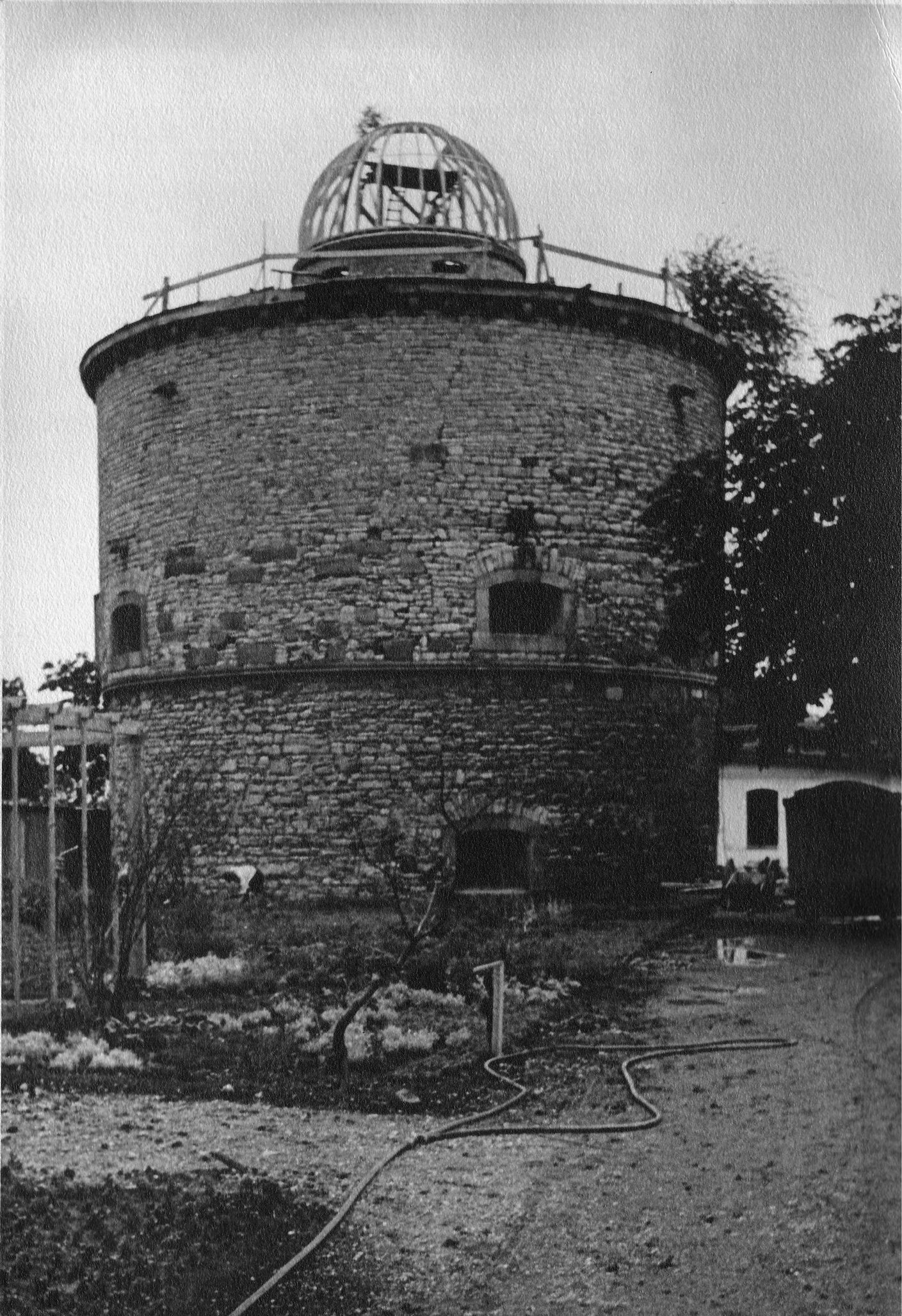 Die Kuppel der Sternwarte am Baubeginn 1950